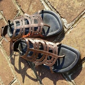 Lovely Bronze Donald J Pliner Italian-made open-toe thong sandals, size 10